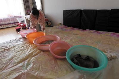 咸宁楼上漏水，住户失联，小区没物管，业主维权难！律师来支招……